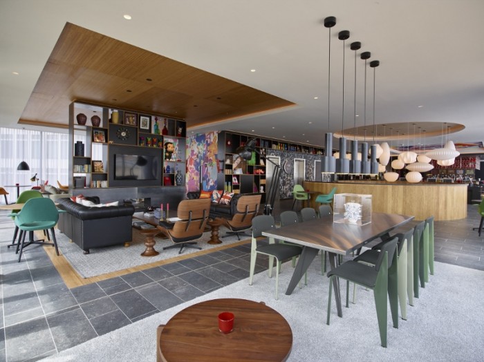 03 citizenM shoreditch - living room area (800x599)