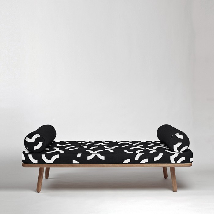CUSTHOM_Contour embroiderd fabric-navy_daybed