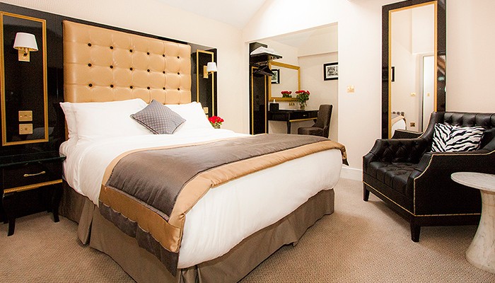 furnotel-the-museum-hotel-bedroom-casegood-black-gloss-with-gold-accents_700 x 400_72dpi