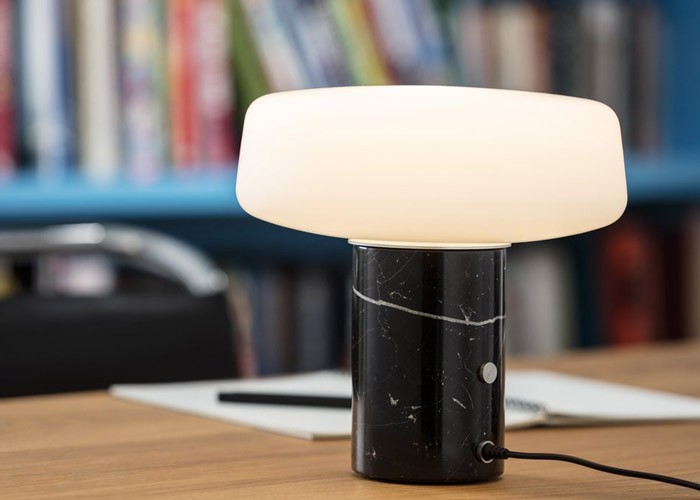 Design-Insider-Terence_Woodgate_Solid_Table_Light_Small_Nero_Library_ON_web
