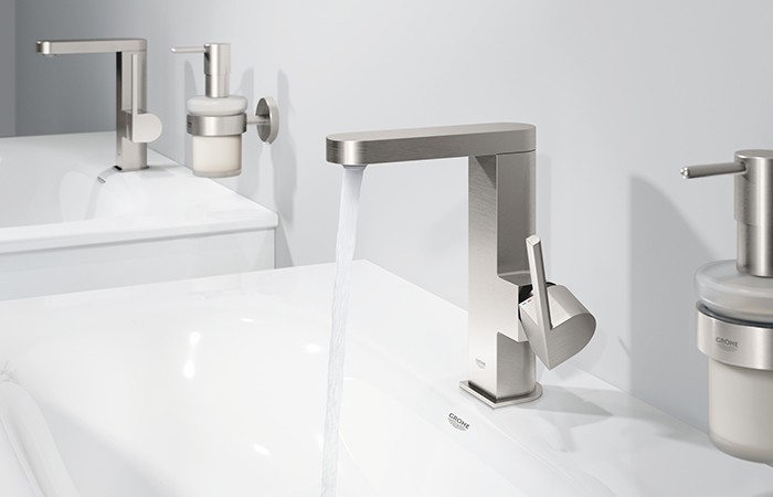 Design Insider GROHE Plus bathroom mixer with swivel spout